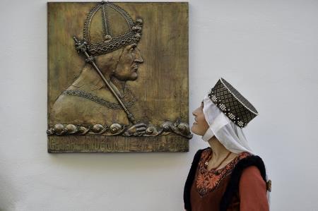 obeležje cesarju Frideriku III; Foto: Primož Šuntajs
